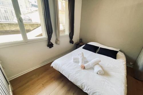 une chambre avec un lit avec deux serviettes dessus dans l'établissement Studio of 21m 2 near the heart of Toulouse, à Toulouse