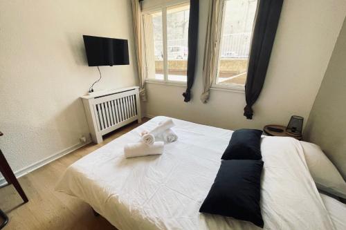 une chambre avec un lit avec deux serviettes dessus dans l'établissement Studio of 21m 2 near the heart of Toulouse, à Toulouse