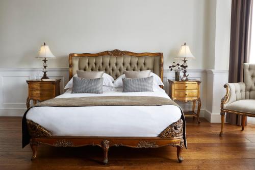 Säng eller sängar i ett rum på The Westbridge Hotel Stratford