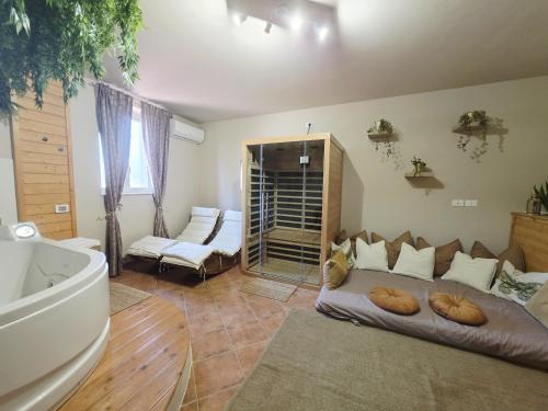 a living room with a couch and a bath tub at VILLA REGINA - Suite con Spa Sperlonga Vertice Rooms in Fondi