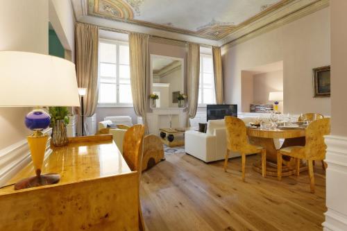 a dining room and living room with a table and chairs at La Maison du Sage in Florence