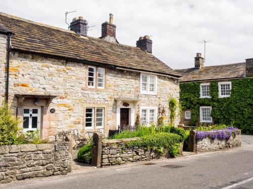 a row of stone houses on a street at 1 Bed in Ashford in the Water PK249 in Great Longstone