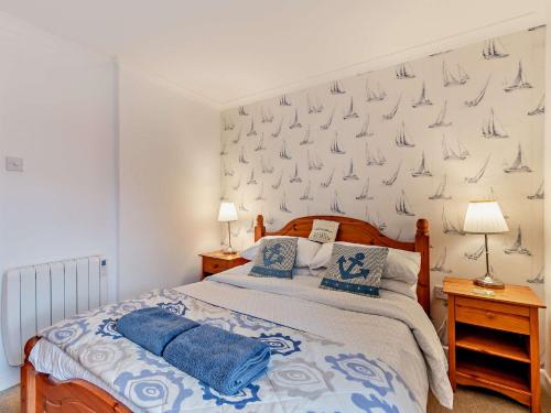 Un dormitorio con una cama y una pared con velas. en 1 Bed in Cardigan MOOST, en Saint Dogmaels