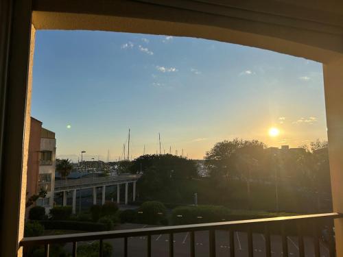 d'un balcon offrant une vue sur le coucher du soleil. dans l'établissement Appartement 4 personnes secteur falaise avec parking, au Cap d'Agde