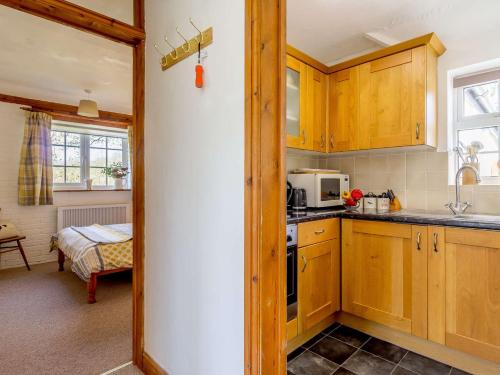 Η κουζίνα ή μικρή κουζίνα στο 1 bed in Wroxham 87415