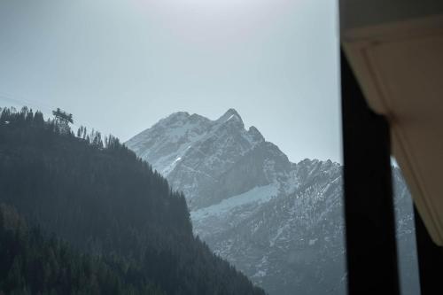 Vista generica sulle montagne o vista sulle montagne dall'interno dell'aparthotel