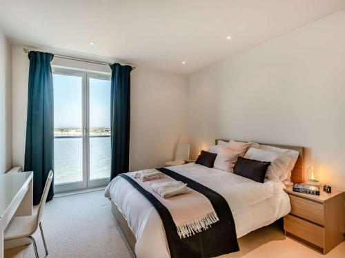 une chambre avec un grand lit et une grande fenêtre dans l'établissement 2 bed in Brightlingsea 90382, à Saint Osyth