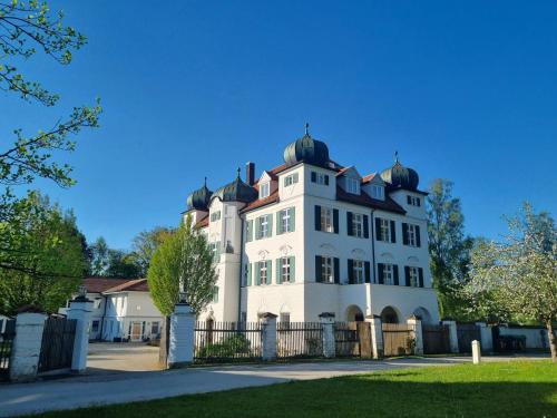 FischachにあるSchloss Elmischwangの大白い家
