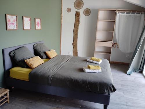 une chambre avec un lit avec deux oreillers dessus dans l'établissement L'Edenwine jardin clos et spa privatif, à Doulezon