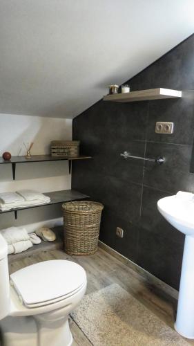 a bathroom with a toilet and a sink at Quinta do Sol in Alijó
