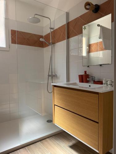 une salle de bain avec un lavabo et une douche dans l'établissement Residence Paolina, à Calvi