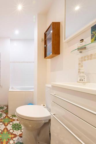 une salle de bain avec toilettes et lavabo dans l'établissement Le Molire - Historical stone house in old Pzenas, à Pézenas