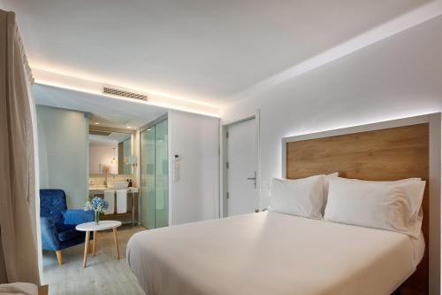 Postel nebo postele na pokoji v ubytování Eurostars Puerto de Ibiza