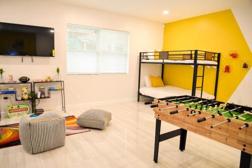 Vibrant 4bd 2ba Miami Home w POOL photo 12