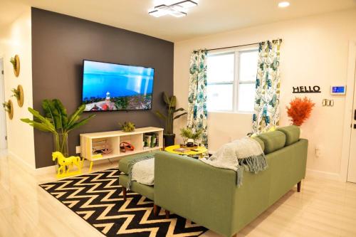 Vibrant 4bd 2ba Miami Home w POOL photo 19