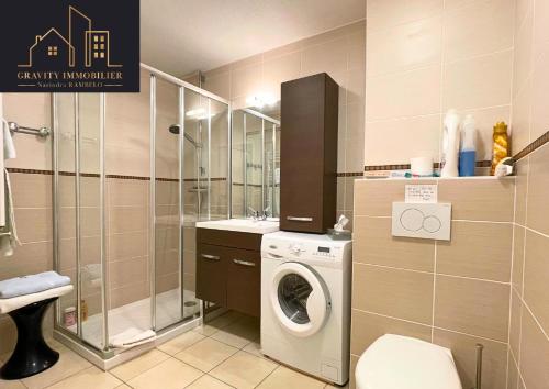 une salle de bain avec une machine à laver et un lavabo dans l'établissement Appartement T3 - Sallanches, à Sallanches