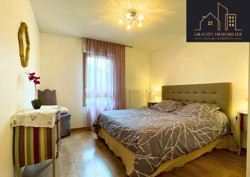 une chambre avec un grand lit et une fenêtre dans l'établissement Appartement T3 - Sallanches, à Sallanches