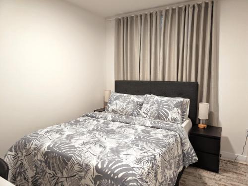 Katil atau katil-katil dalam bilik di Luxury Guest Suite in Calgary