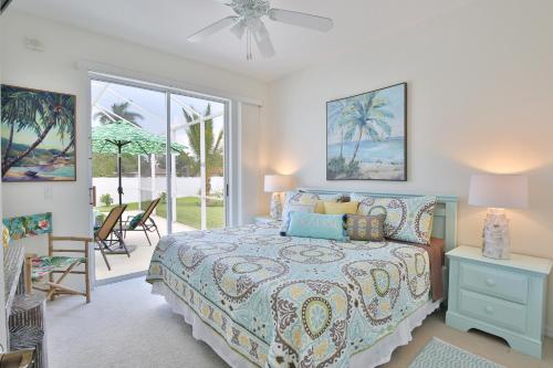 une chambre avec un lit, une table et des chaises dans l'établissement Tropical Reef, à Bradenton