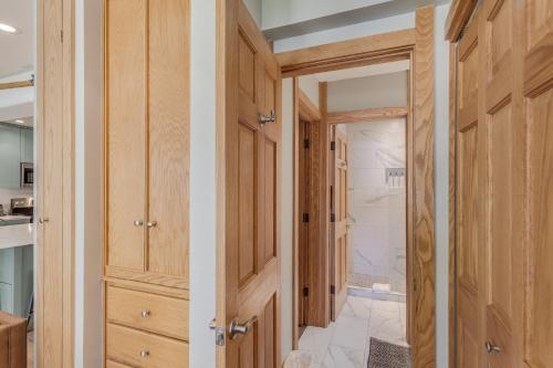 Laurelwood Condominiums 202 photo 3