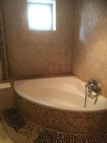 Photo de la galerie de l'établissement Belle suite avec salle de bain privée et terrasse, à Saint-Rémy-de-Provence