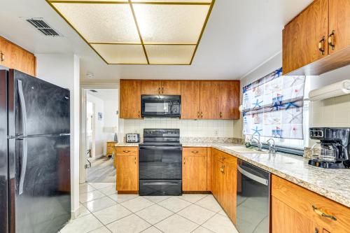 Una cocina o cocineta en 6 Mi to Hudson Beach Port Richey Home with Patio!