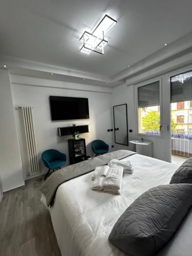 ローマにあるB&B GarbaCity-Innのベッドルーム1室(大型ベッド1台、椅子2脚、テレビ付)