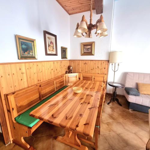 a wooden table in a living room with a couch at CASA CAL METGE in Benissanet