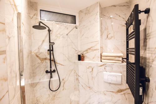 une salle de bain avec une douche avec une porte vitrée dans l'établissement Hyper Centre de Nice - Agréable 3 pièces, à Nice