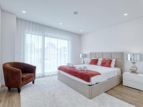 Postel nebo postele na pokoji v ubytování Vita Portucale ! Chic Luxe Villa with Saltwater Pool