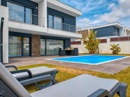 Bazén v ubytování Vita Portucale ! Chic Luxe Villa with Saltwater Pool nebo v jeho okolí