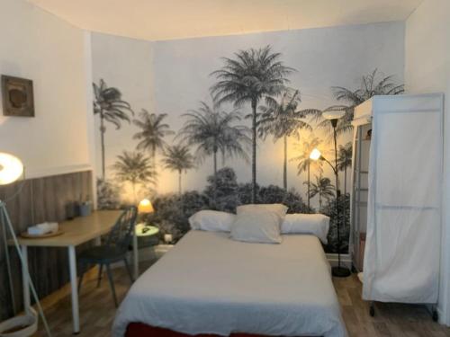 - une chambre avec un lit recouvert de palmiers dans l'établissement Votre pied à terre à proximité des dunes, à Berck-sur-Mer