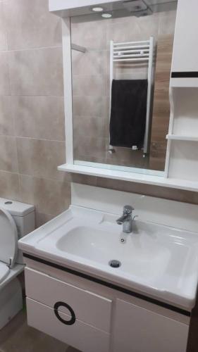 Ein Badezimmer in der Unterkunft Joli Loft F5 location Bousmail