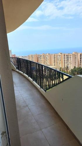 einen Balkon mit einem schwarzen Geländer auf einem Gebäude in der Unterkunft Joli Loft F5 location Bousmail in Castiglione