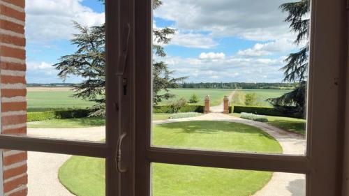 - une vue sur le jardin depuis la fenêtre dans l'établissement Chambre d'hôte double 2 au Château Lavalade, à Castelsarrasin