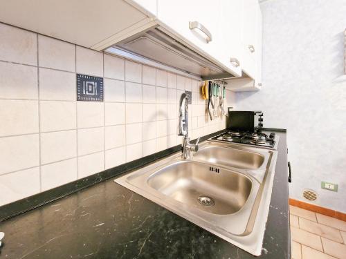 a kitchen with a sink and a stove at Casa Cristina con patio privato in Nisporto