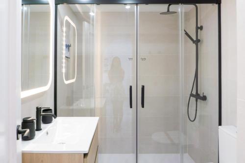 een douche met een glazen deur in een badkamer bij Las Palmeras BlueFish in Benalmádena