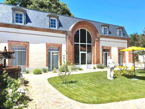 une statue dans une cour devant une maison dans l'établissement Studio Myrtilles - Plage et commerces à proximité, à La Bernerie-en-Retz