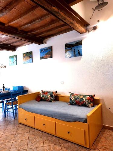 un letto nell'angolo di una camera di bilocale in centro a capoliveri a Capoliveri