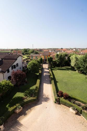 an overhead view of a garden with a pathway at Villa Bongiovanni in San Bonifacio