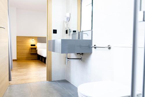un bagno con lavandino e WC di Pensión da Sela a Santiago de Compostela