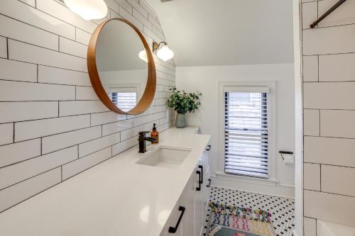 グランドラピッズにある1 Mi to Dtwn Grand Rapids Chic Condo with Balcony!の洗面台と鏡のあるバスルーム