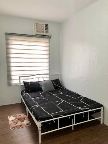 a bed in a room with a window at Casa Glariada in Agus