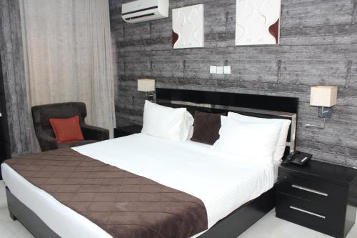 Cama o camas de una habitación en The Regal Boutique Hotel