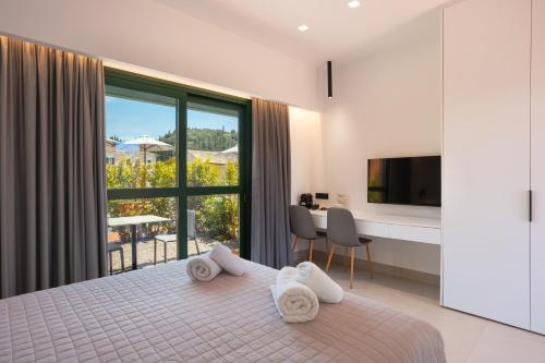 ein Schlafzimmer mit einem Bett, auf dem Handtücher liegen in der Unterkunft Cape Resort in Peroulades
