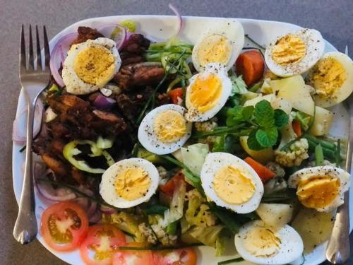 a plate of eggs on top of a salad at The Opal Hotel in Rikillagaskada