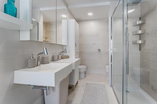 Phòng tắm tại Exclusive Penthouse - 85m pool - private garage - 3 terraces