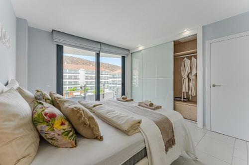 Giường trong phòng chung tại Exclusive Penthouse - 85m pool - private garage - 3 terraces