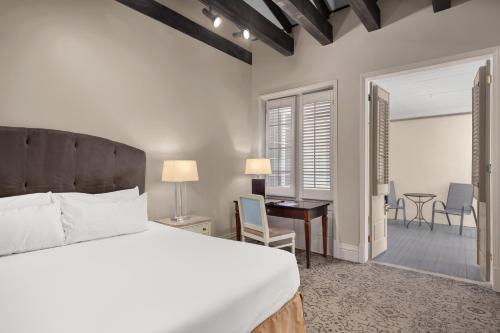 une chambre avec un lit, un bureau et une table dans l'établissement Dauphine Orleans Hotel, à La Nouvelle-Orléans
