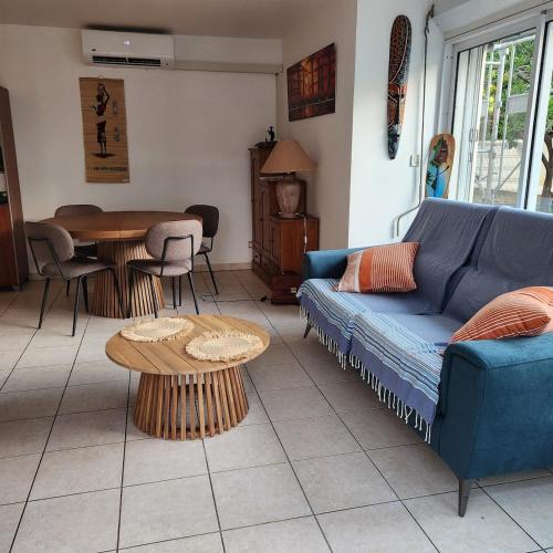 Ruang duduk di F2 meublé 50 m2 avec jardin 100 m2